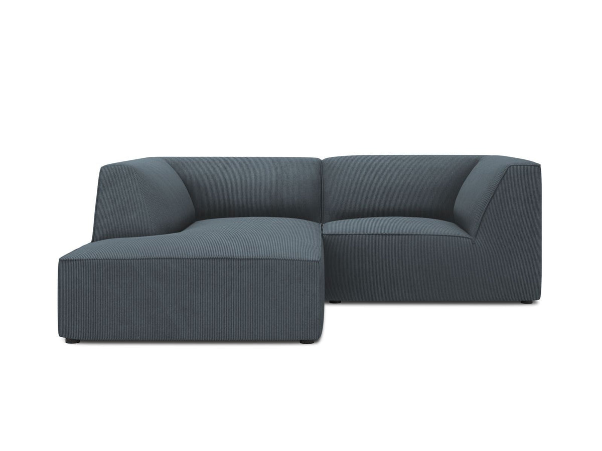 Modulares Ecksofa Siena mit gelbem Ottawa-Stoffbezug, schwarzen Kunststoffbeinen und Récamiere, Ansicht von vorne im Wohnraum.