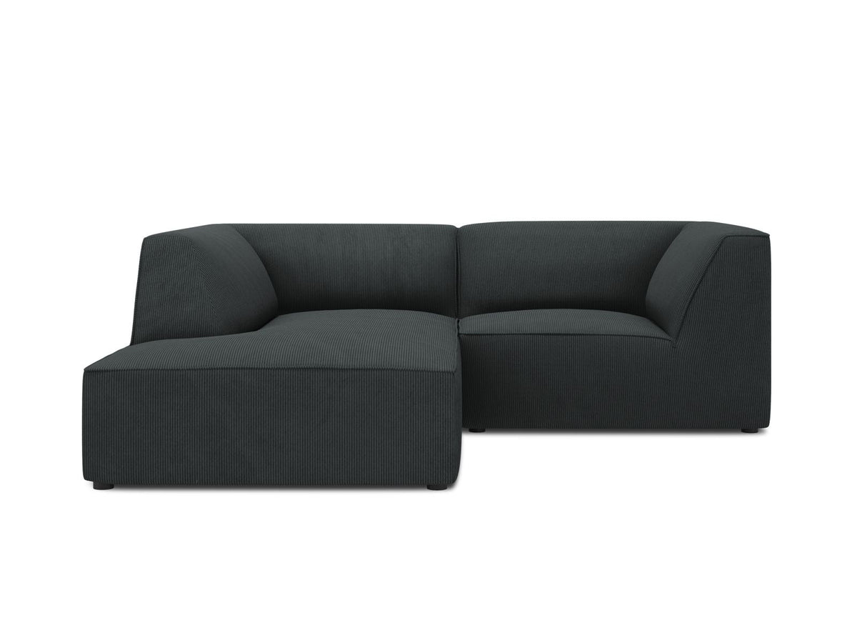 Modulares Ecksofa Siena mit gelbem Ottawa-Stoffbezug, schwarzen Kunststoffbeinen und Récamiere, Ansicht von vorne im Wohnraum.