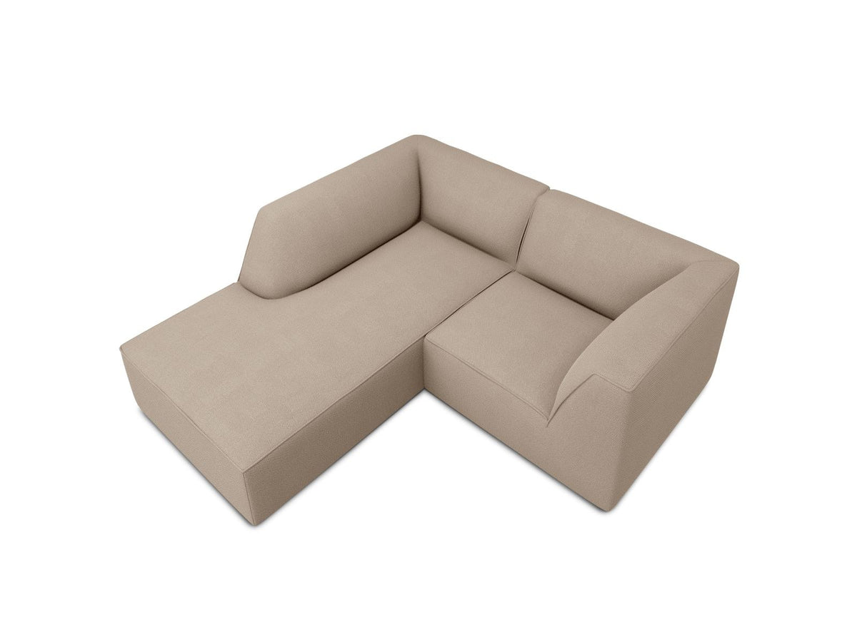Modulares Ecksofa Siena mit gelbem Ottawa-Stoffbezug, schwarzen Kunststoffbeinen und Récamiere, Ansicht von vorne im Wohnraum.
