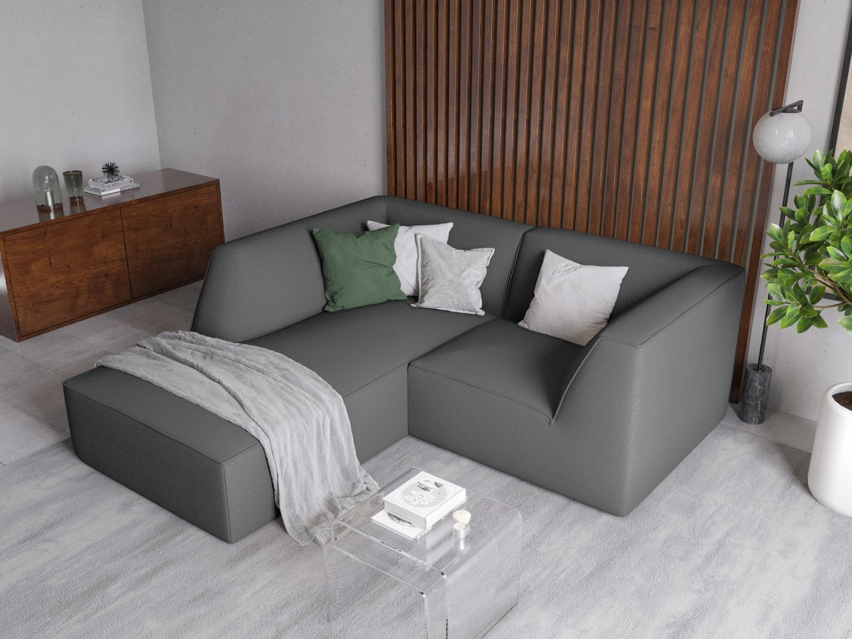 Modulares Ecksofa Siena mit gelbem Ottawa-Stoffbezug, schwarzen Kunststoffbeinen und Récamiere, Ansicht von vorne im Wohnraum.