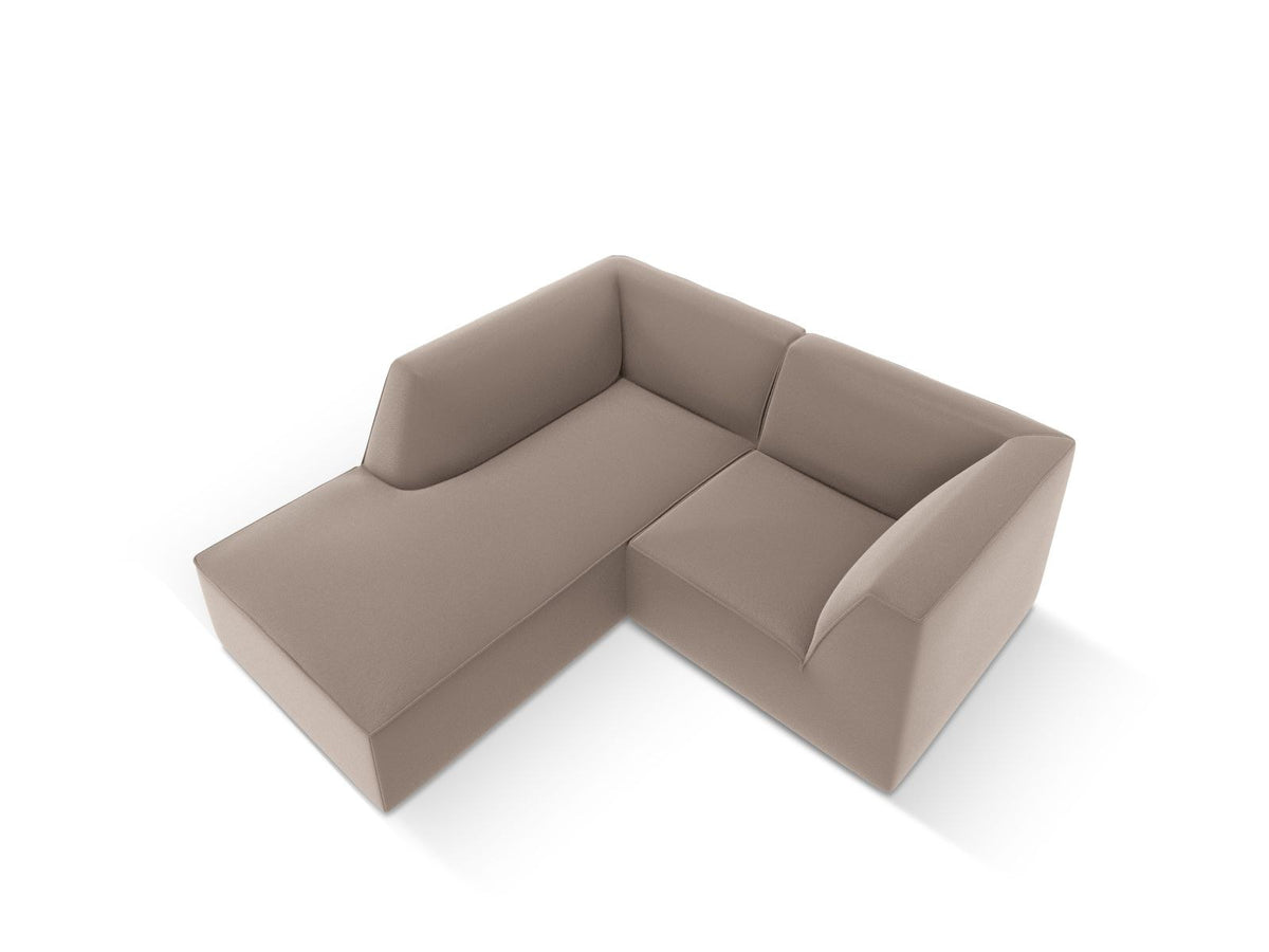 Modulares Ecksofa links Siena in Light Beige-Pacifico mit lederähnlichem Kunstlederbezug, schwarzen Kunststoffbeinen und Récamiere-Form.