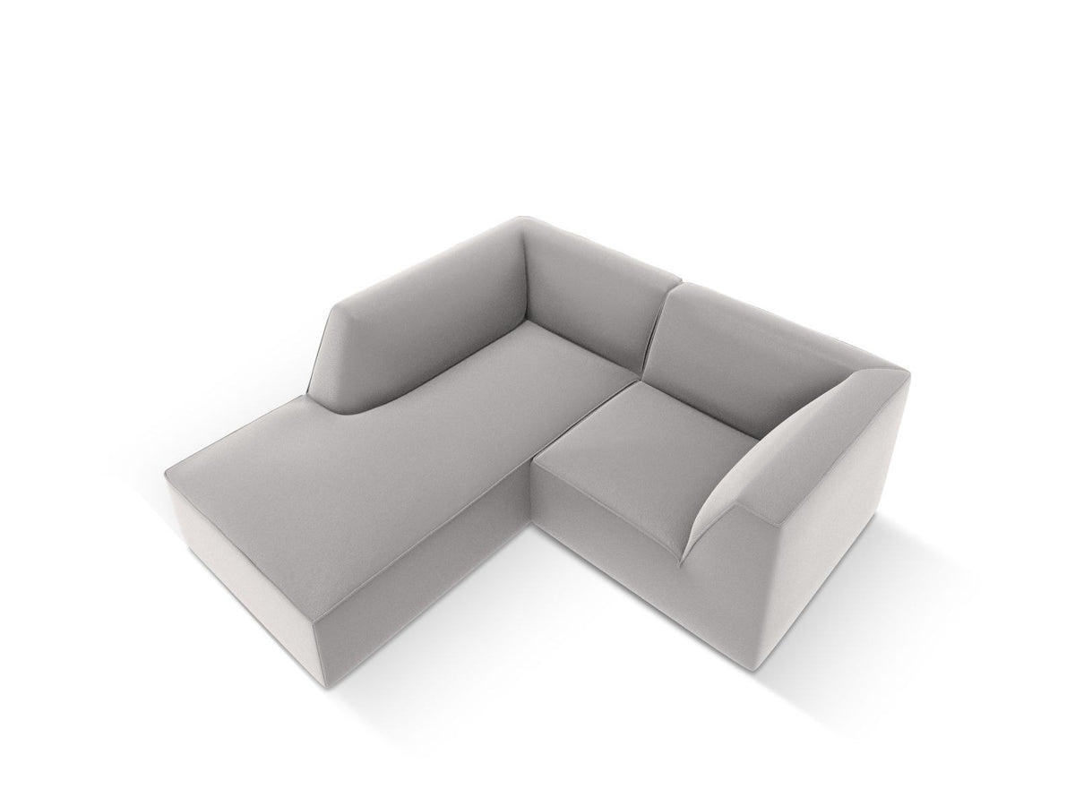 Modulares Ecksofa links Siena in Light Beige-Pacifico mit lederähnlichem Kunstlederbezug, schwarzen Kunststoffbeinen und Récamiere-Form.