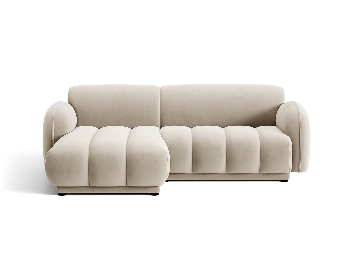 Bilbao Ecksofa links 3-Sitzer von Cosmopolitan Design in Light Beige-Casino Samtstoff, Holzrahmen, schwarze Kunststoffbeine, mit Récamiere.