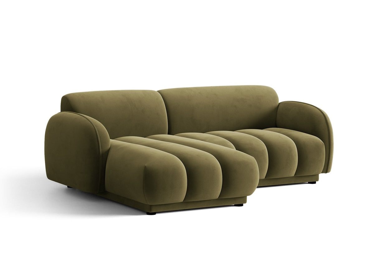 Bilbao Ecksofa links 3-Sitzer von Cosmopolitan Design in Light Beige-Casino Samtstoff, Holzrahmen, schwarze Kunststoffbeine, mit Récamiere.