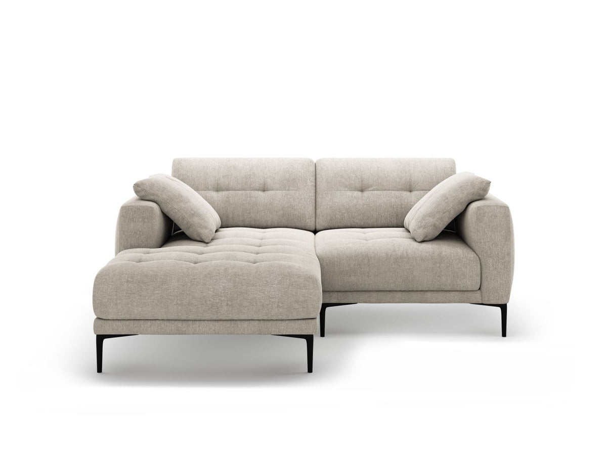 Ecksofa Links Lazio von Cosmopolitan Design in Beige mit Sorella-Stoffbezug, Massivholzrahmen und schwarzen Metallbeinen, seitliche Ansicht.