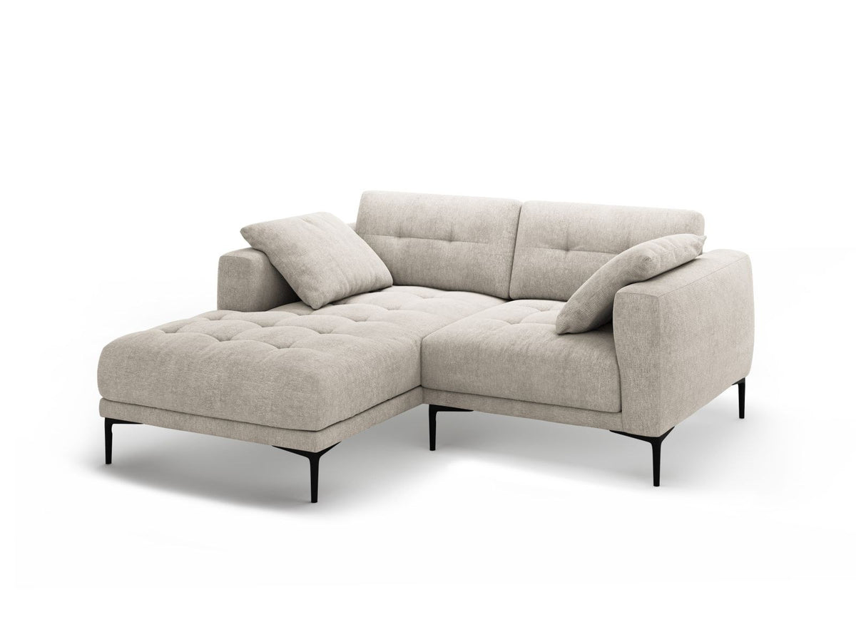 Ecksofa Links Lazio von Cosmopolitan Design in Beige mit Sorella-Stoffbezug, Massivholzrahmen und schwarzen Metallbeinen, seitliche Ansicht.