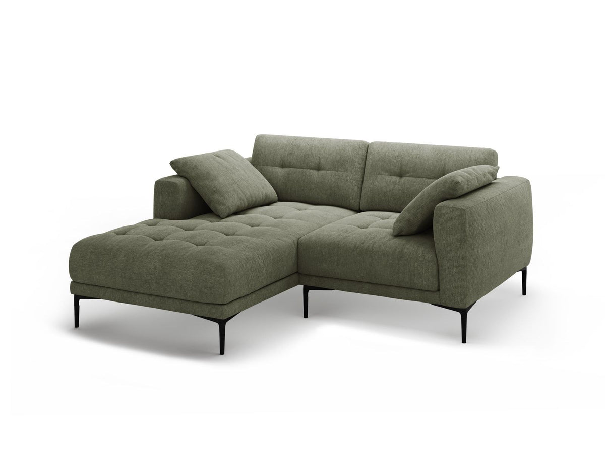 Ecksofa Links Lazio von Cosmopolitan Design in Beige mit Sorella-Stoffbezug, Massivholzrahmen und schwarzen Metallbeinen, seitliche Ansicht.