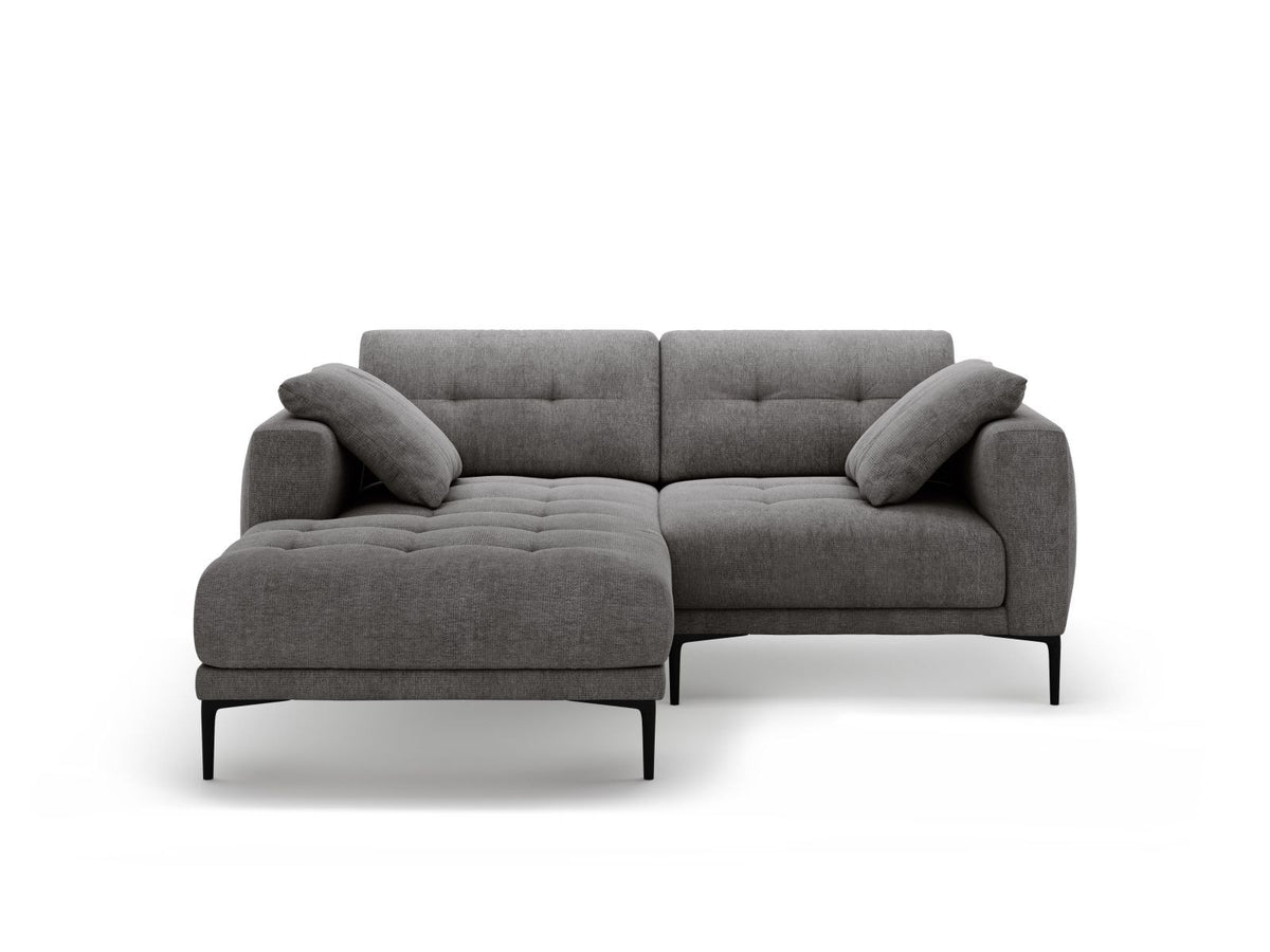 Ecksofa Links Lazio von Cosmopolitan Design in Beige mit Sorella-Stoffbezug, Massivholzrahmen und schwarzen Metallbeinen, seitliche Ansicht.