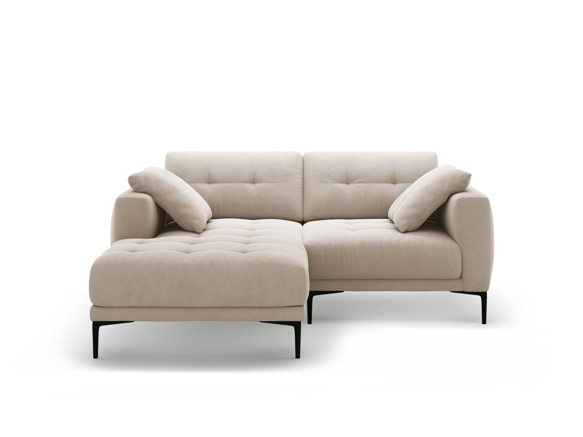 Beige-farbenes Samtsofa Lazio als 2-Sitzer Ecksofa links mit Récamiere, Massivholzrahmen und schwarzen Metallbeinen, Frontalansicht.