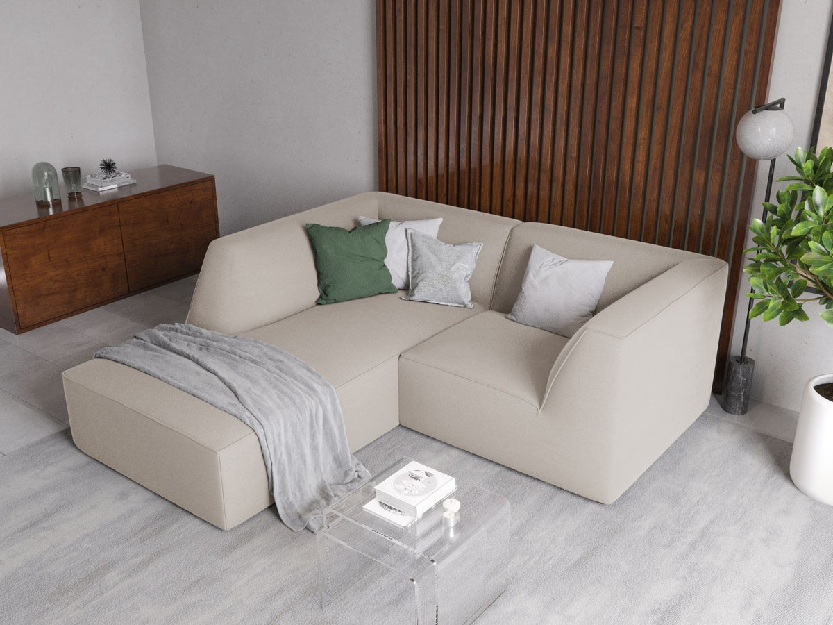 Modulares Ecksofa in Beige-Samt mit Récamiere links, Massivholzrahmen, schwarzen Kunststoffbeinen und weicher Samtpolsterung.