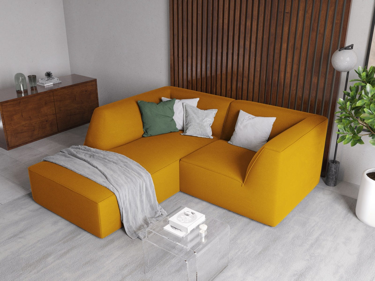 Modulares Ecksofa in Beige-Samt mit Récamiere links, Massivholzrahmen, schwarzen Kunststoffbeinen und weicher Samtpolsterung.