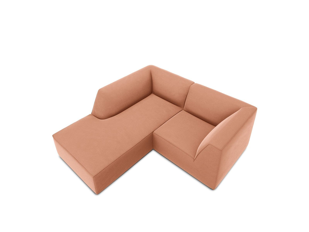 Modulares Ecksofa in Beige-Samt mit Récamiere links, Massivholzrahmen, schwarzen Kunststoffbeinen und weicher Samtpolsterung.