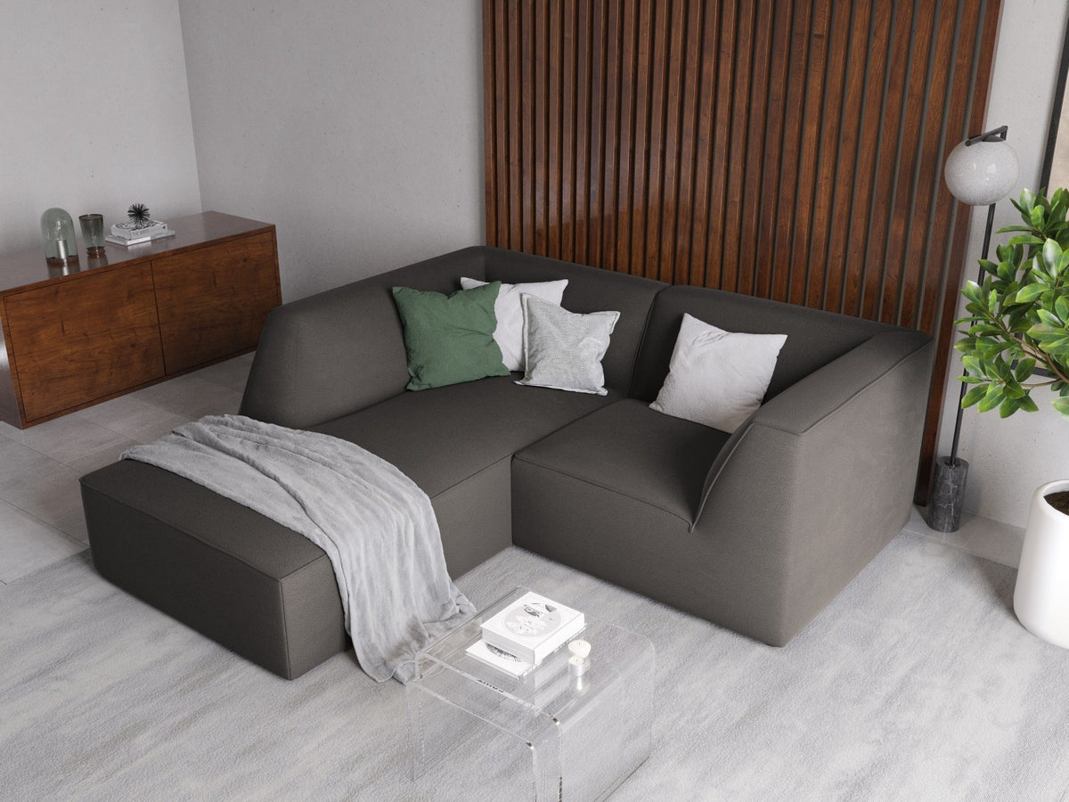 Modulares Ecksofa in Beige-Samt mit Récamiere links, Massivholzrahmen, schwarzen Kunststoffbeinen und weicher Samtpolsterung.