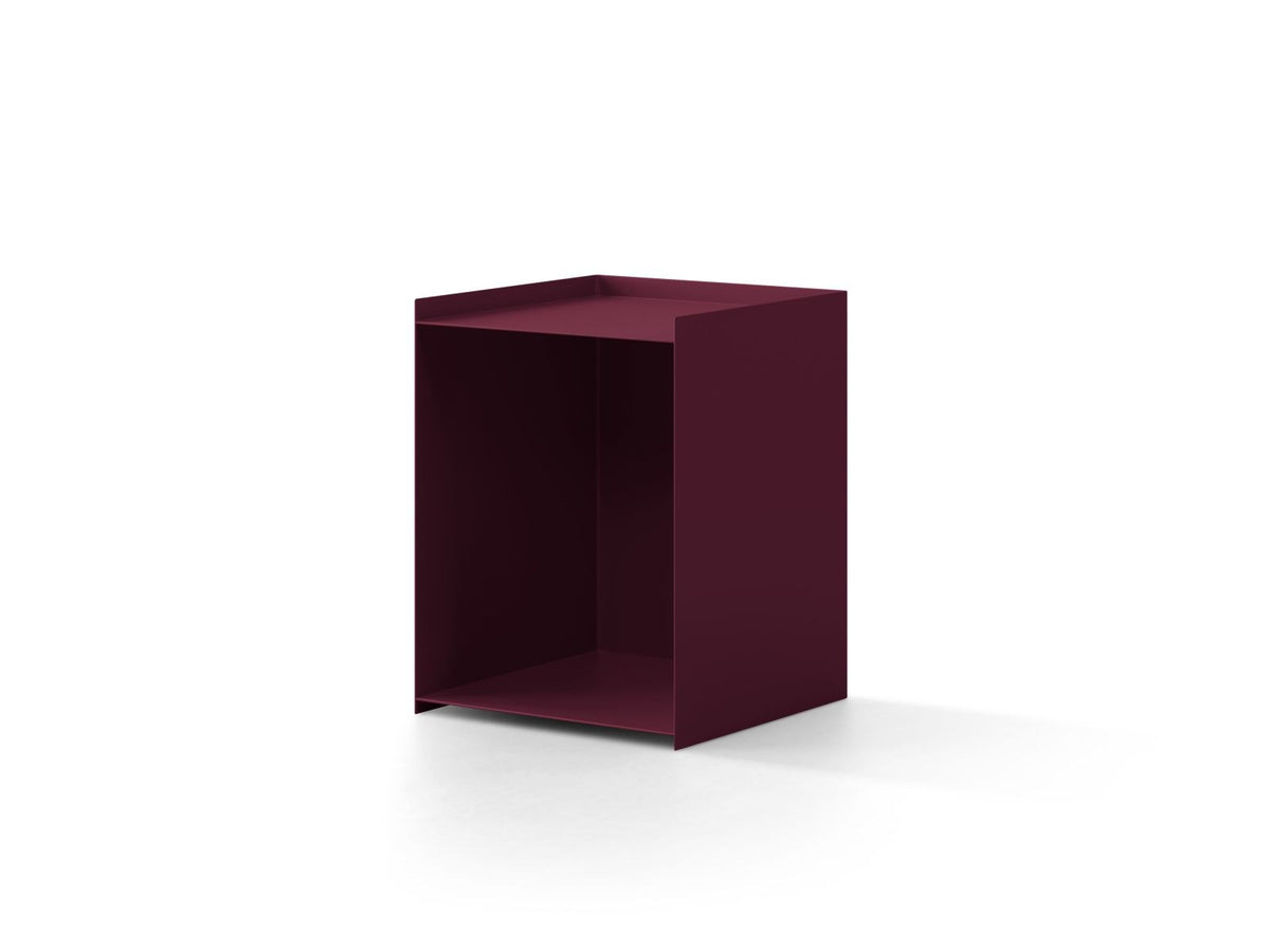Nachttisch Ovada von Cosmopolitan Design aus pulverbeschichtetem Metall in Burgundy-Metal, quadratische Form mit Stahlbeinen.