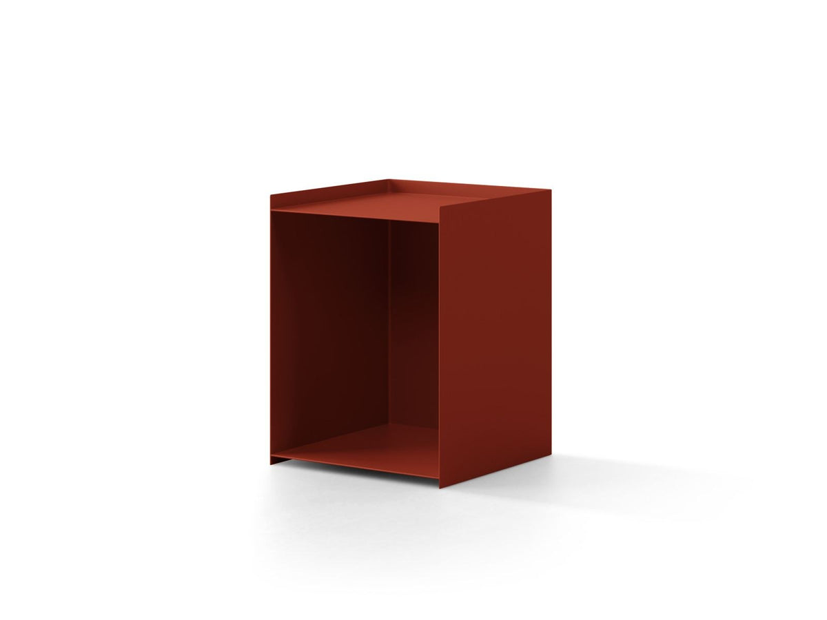 Nachttisch Ovada von Cosmopolitan Design aus pulverbeschichtetem Metall in Burgundy-Metal, quadratische Form mit Stahlbeinen.