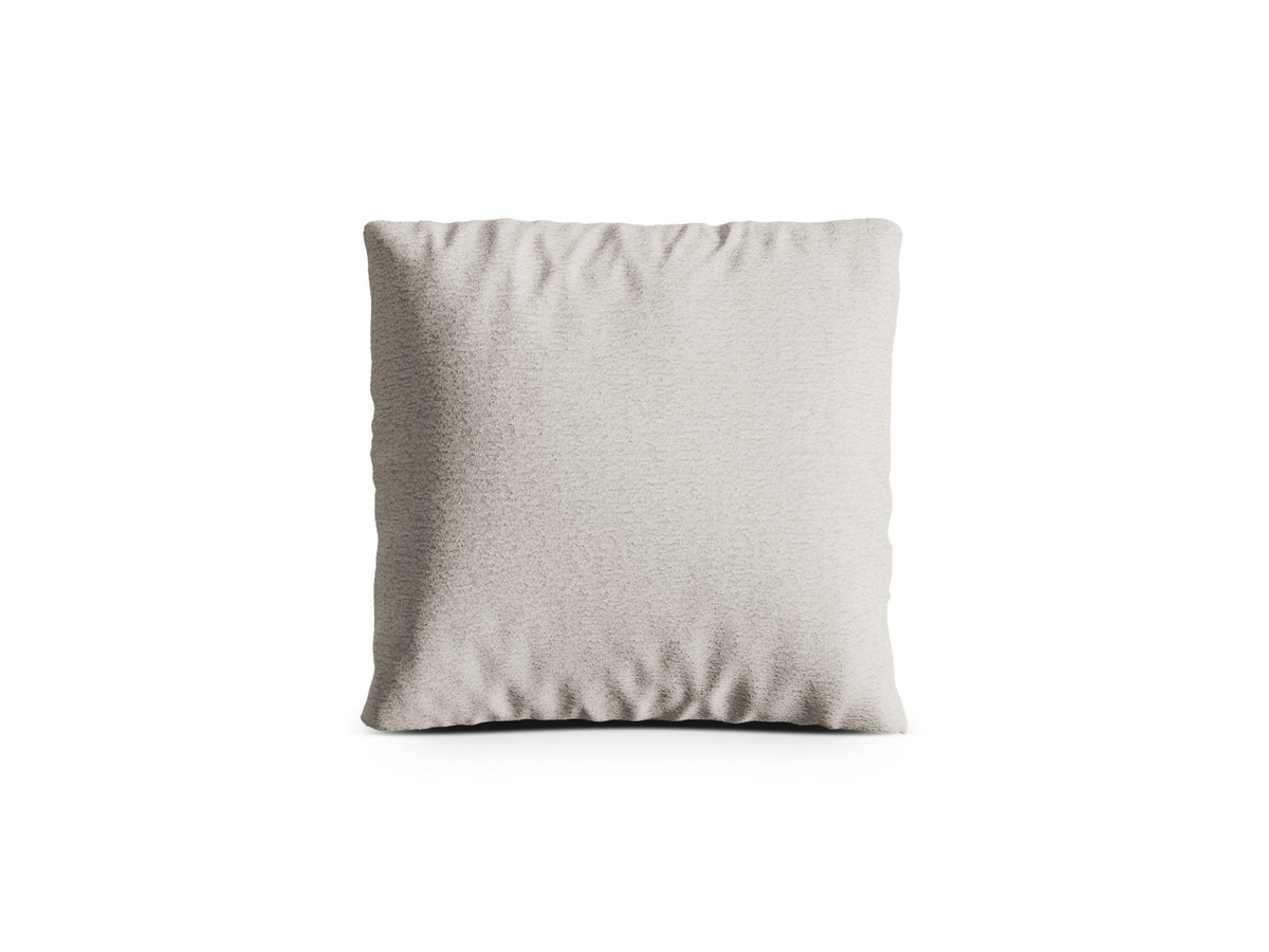 Quadratisches Kissen Kemi 18cm mit Bouclé-Stoff in Coral, Farbe Light Beige, dekorativ auf einem Sofa platziert.