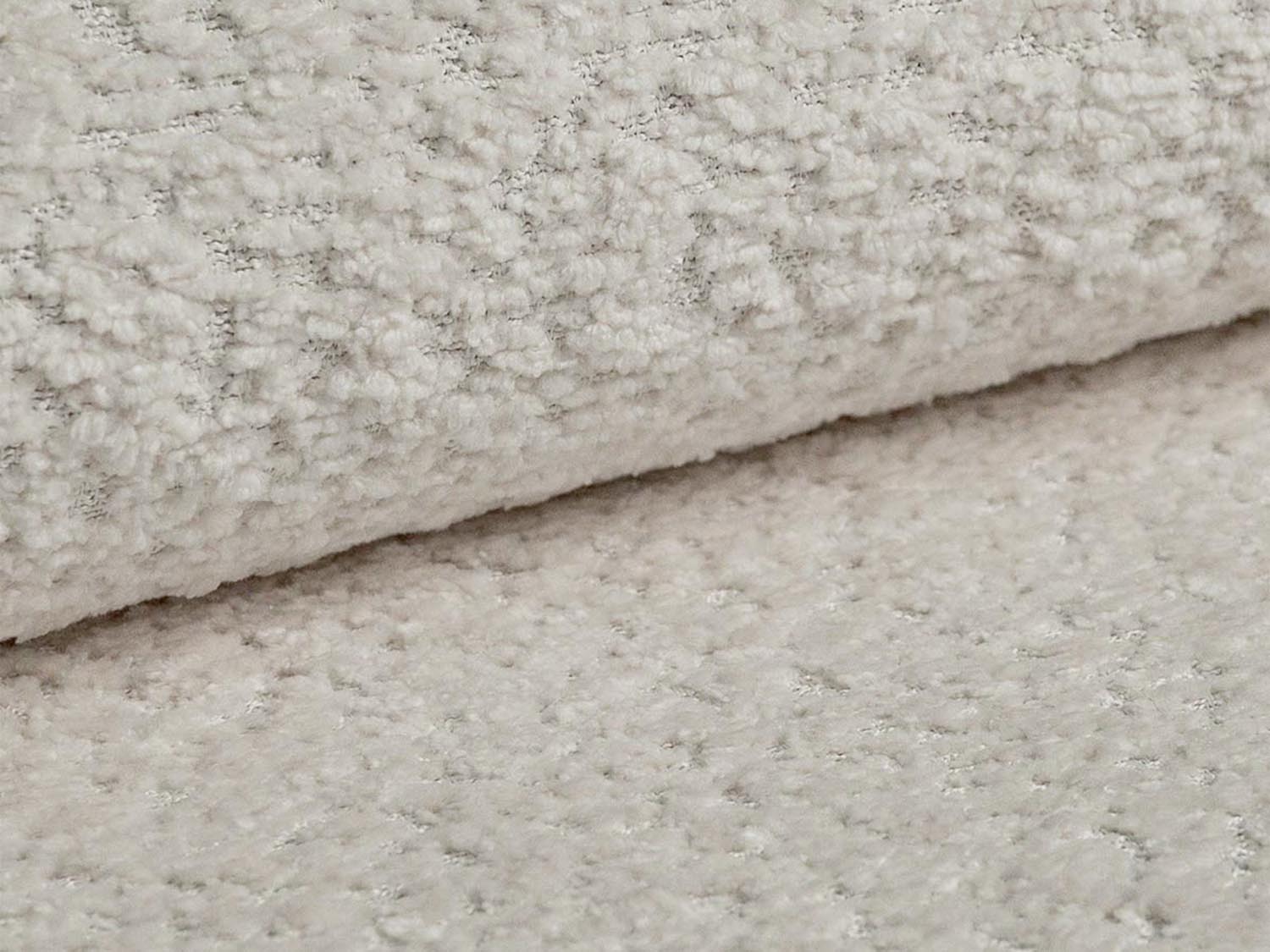 Elegantes Kemi Kissen in sanften Beige- und Koralltönen, ideal zur Verschönerung jedes Wohnraums. Hochwertige Verarbeitung von Cosmopolitan Design.