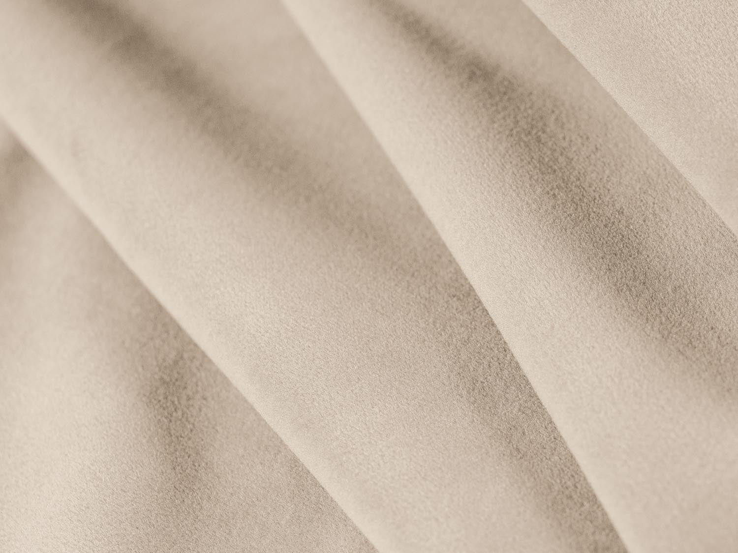 Verleihen Sie Ihrem Wohnraum mit dem Camden Velour Kissen von Cosmopolitan Design einen Hauch von Luxus. Stilvolles Design trifft auf höchsten Komfort.