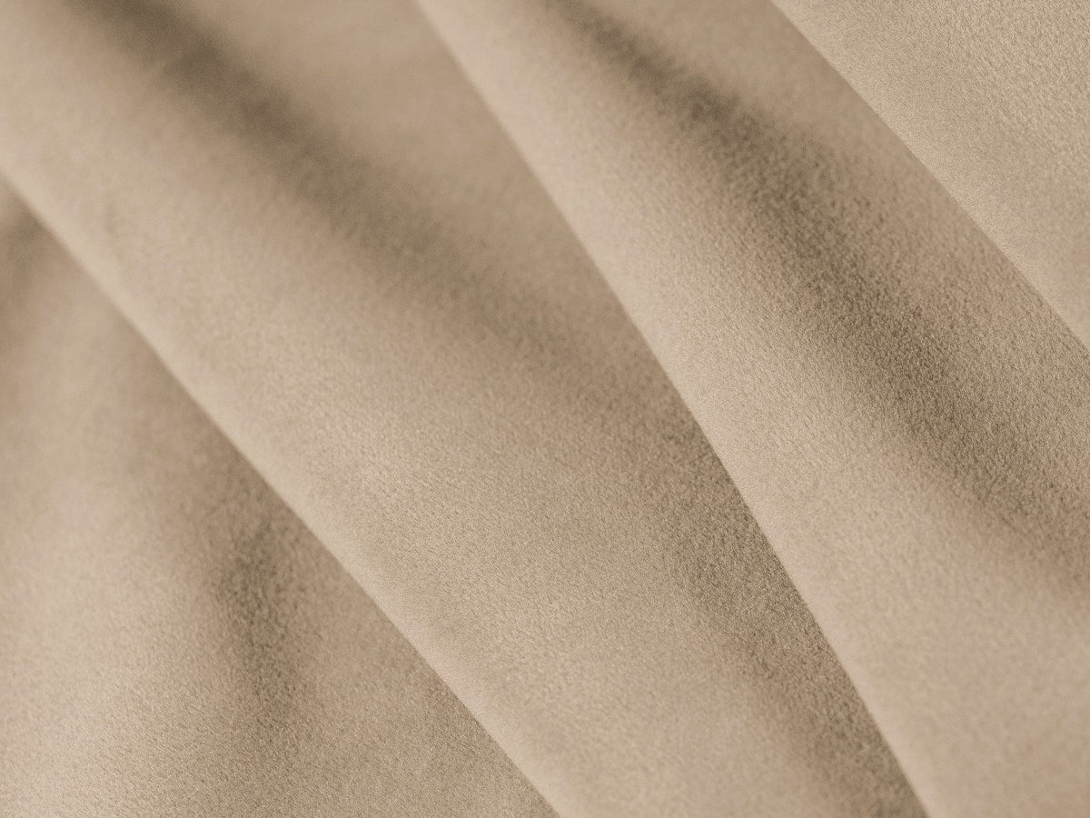 Samtkissen in Sand-Casino Farbe, rechteckige Form, weicher Velours-Stoff, Masse 70 x 10 x 40 cm, mit Reissverschluss am Bezug.