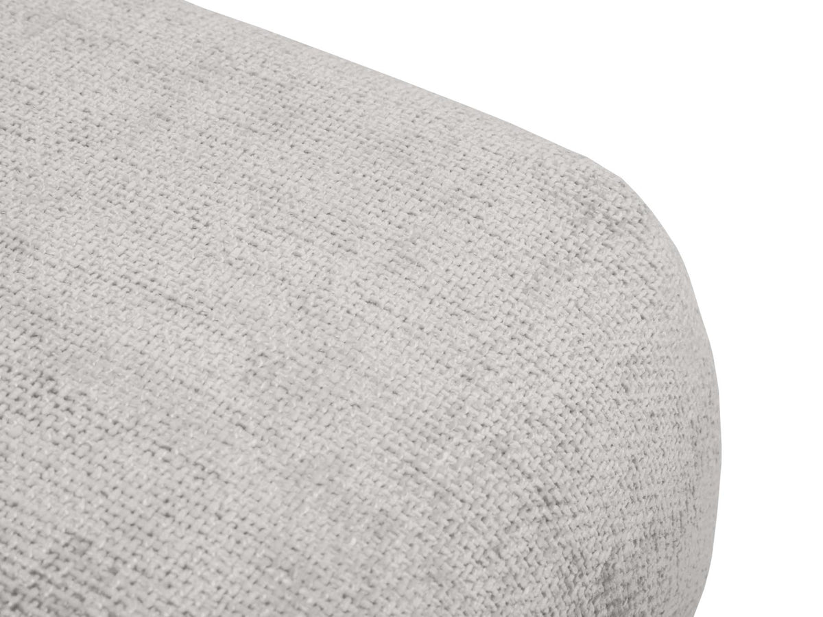 Gepolsterter Pouf Matera mit Velourbezug auf schwarzen Kunststoffbeinen, Cosmopolitan Design