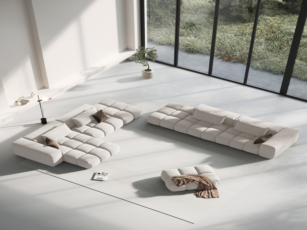 Beiger Pouf Verona mit Sorella-Strukturstoff, Massivholzrahmen und schwarzen Kunststoffbeinen, quaderförmige Sitzfläche.