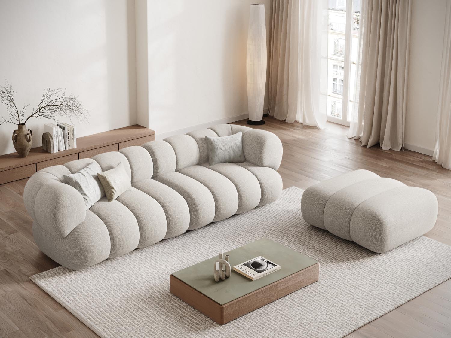 Eleganter Koge Pouf in sanftem Light Beige, ideal für stilvolle Wohnräume. Perfekt als Sitzgelegenheit oder dekoratives Element.