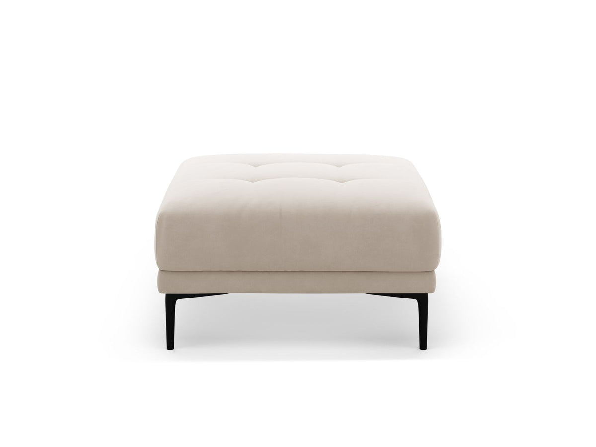 Samt-Pouf Lazio in Beige mit Massivholzrahmen, gepolsterter Sitzfläche und schwarzen Metallbeinen, Masse 85 x 85 x 46 cm.