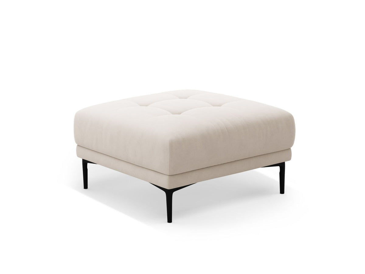 Samt-Pouf Lazio in Beige mit Massivholzrahmen, gepolsterter Sitzfläche und schwarzen Metallbeinen, Masse 85 x 85 x 46 cm.