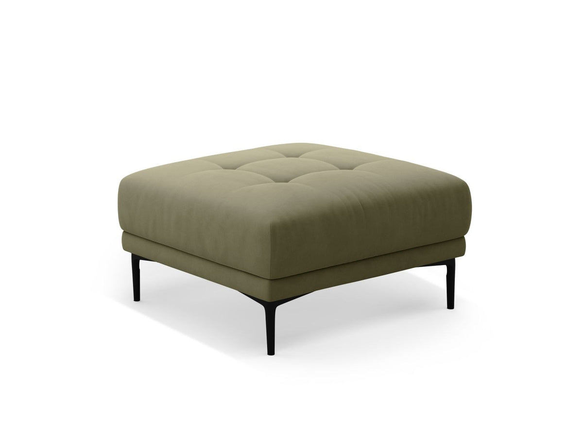 Samt-Pouf Lazio in Beige mit Massivholzrahmen, gepolsterter Sitzfläche und schwarzen Metallbeinen, Masse 85 x 85 x 46 cm.