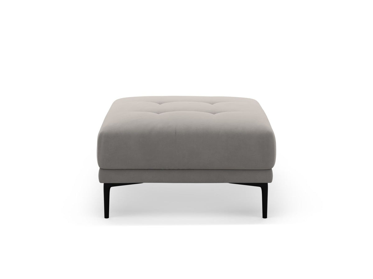 Samt-Pouf Lazio in Beige mit Massivholzrahmen, gepolsterter Sitzfläche und schwarzen Metallbeinen, Masse 85 x 85 x 46 cm.