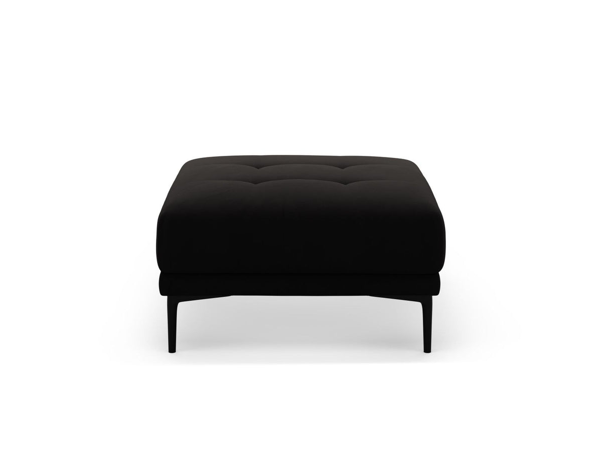 Samt-Pouf Lazio in Beige mit Massivholzrahmen, gepolsterter Sitzfläche und schwarzen Metallbeinen, Masse 85 x 85 x 46 cm.