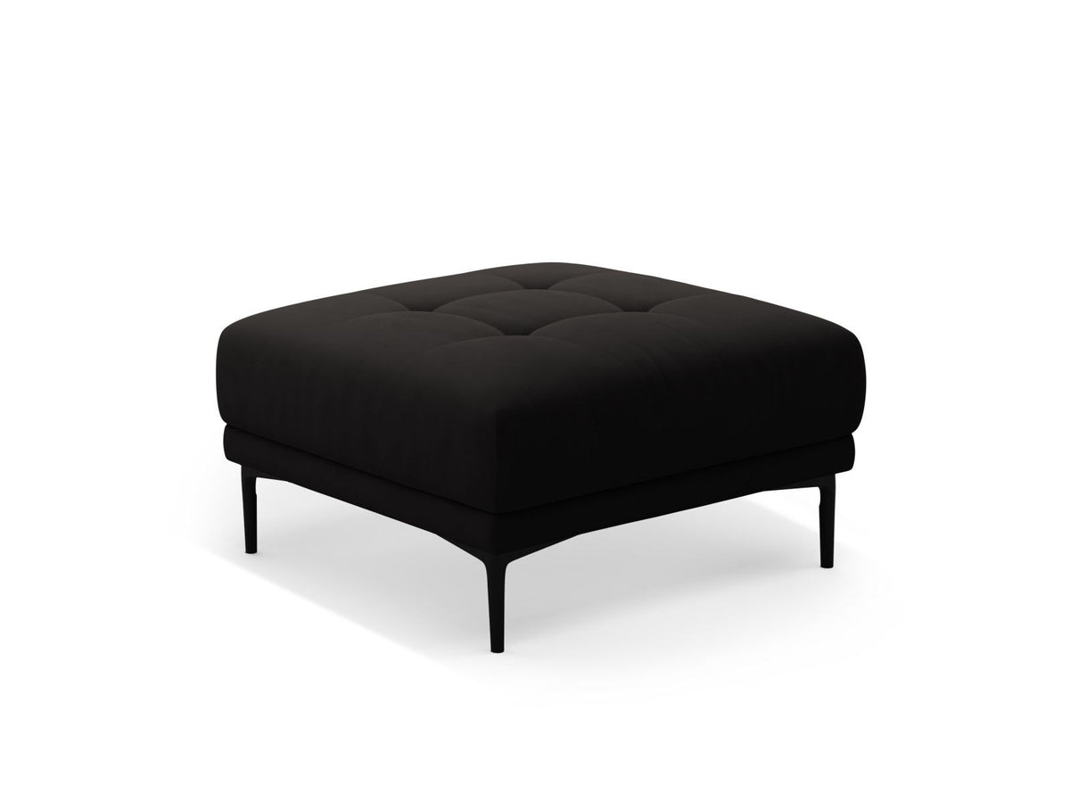 Samt-Pouf Lazio in Beige mit Massivholzrahmen, gepolsterter Sitzfläche und schwarzen Metallbeinen, Masse 85 x 85 x 46 cm.