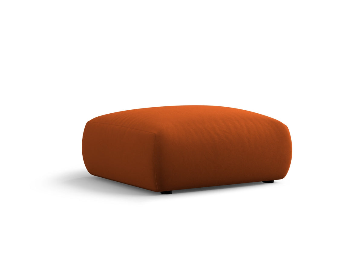 Gepolsterter Pouf Matera mit Velourbezug auf schwarzen Kunststoffbeinen, Cosmopolitan Design