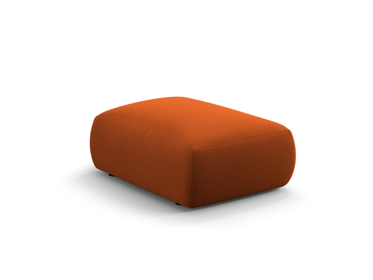 Gepolsterter Pouf Matera mit Velourbezug auf schwarzen Kunststoffbeinen, Cosmopolitan Design