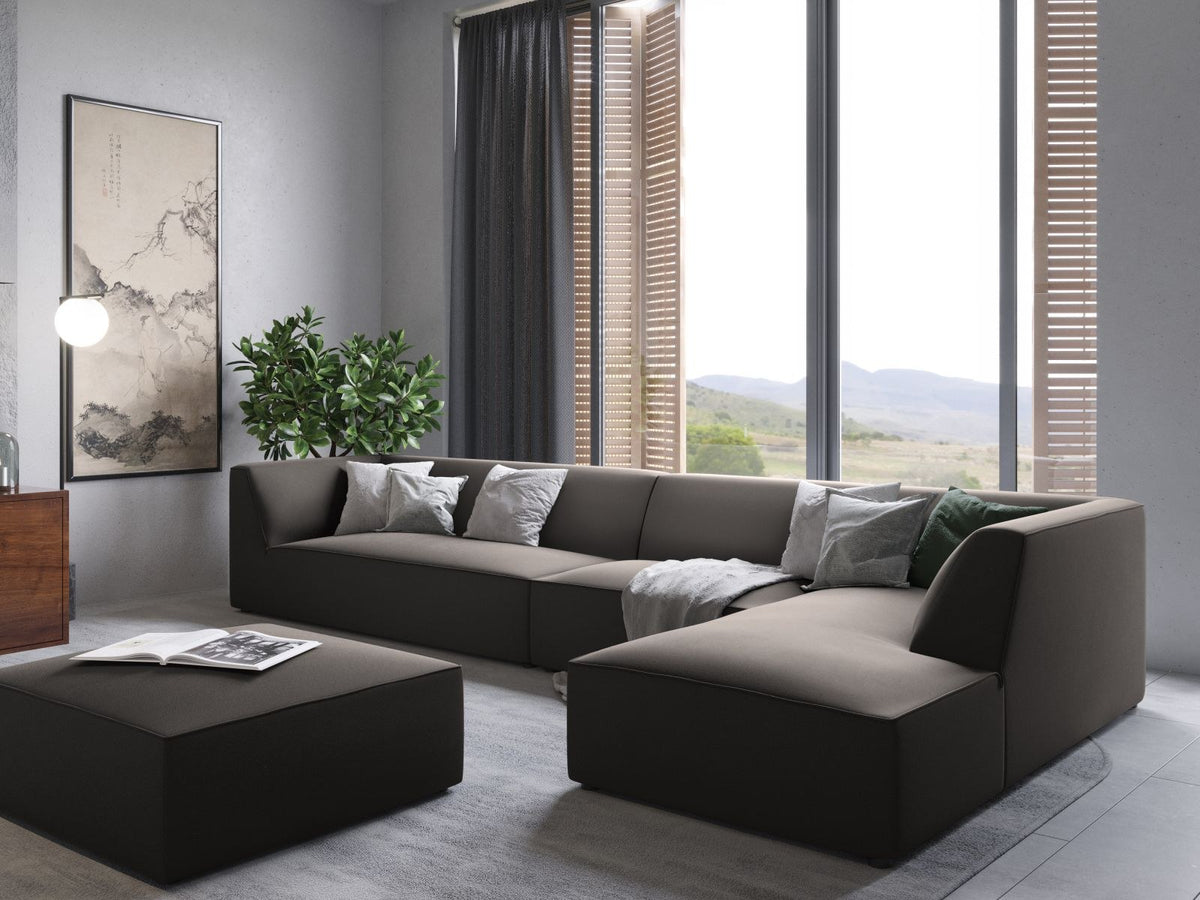 Beiger Samt-Pouf mit gepolstertem Sitz, Velours-Stoff und schwarzen Kunststoffbeinen, Modell Siena von Cosmopolitan Design.