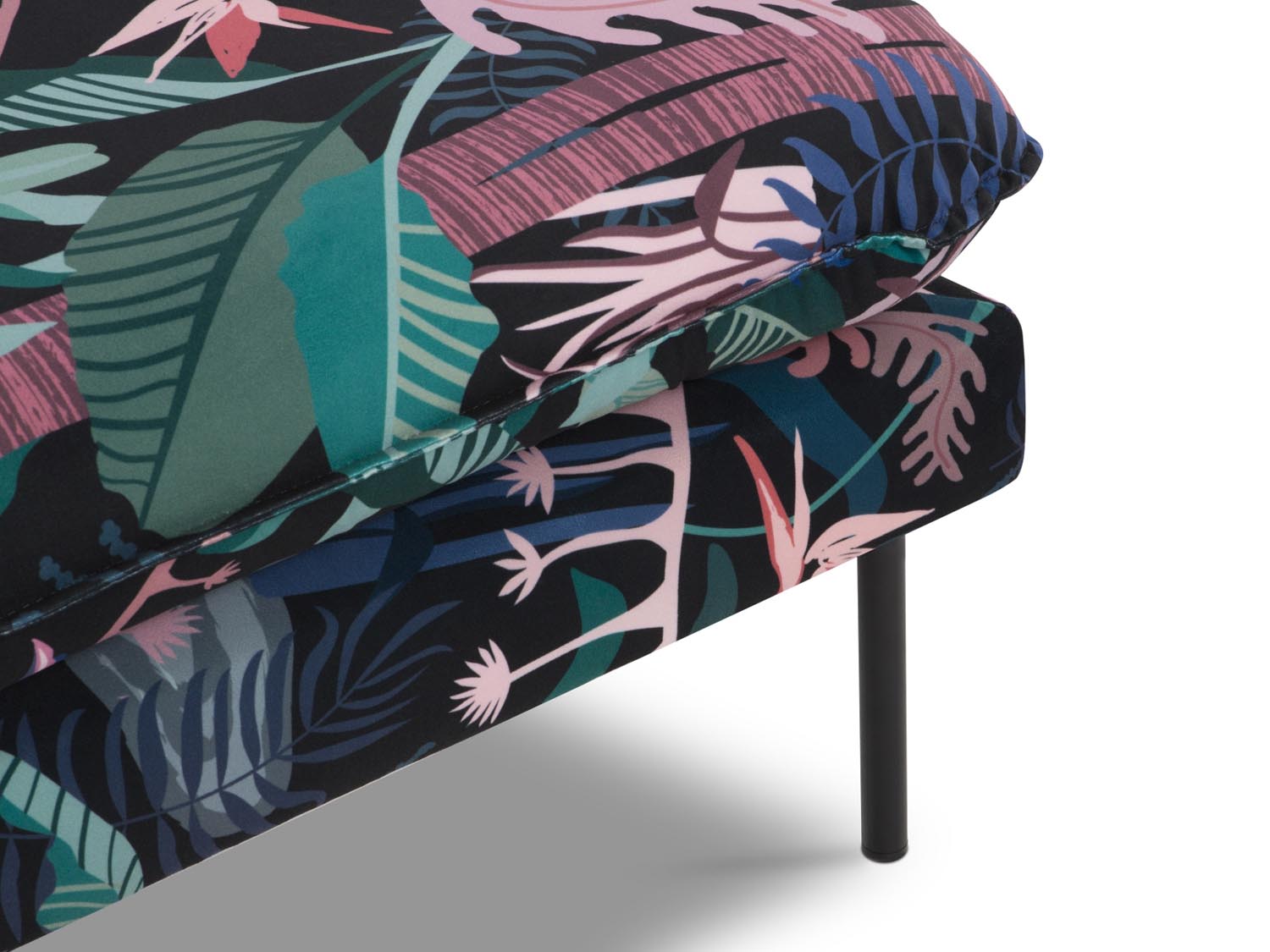 Stilvoller Vienna Velour Pouf 80cm von Cosmopolitan Design – ideal als Sitzgelegenheit oder Dekoration. Hochwertig und vielseitig einsetzbar!