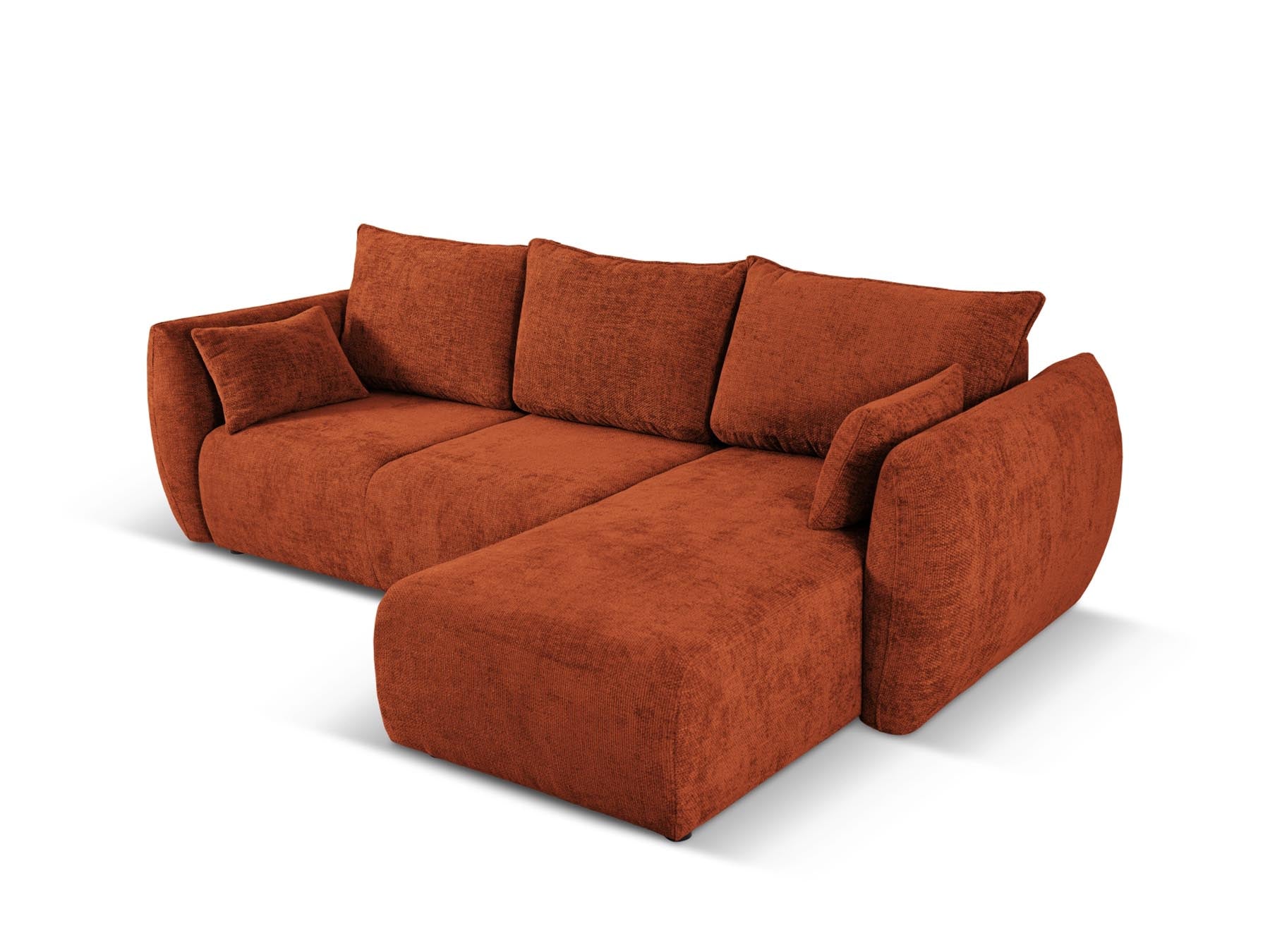 Modernes 4-Sitzer Ecksofa Matera in warmem Terracotta, perfekt für Gästeübernachtungen und mit praktischem Stauraum für Kissen und Decken.