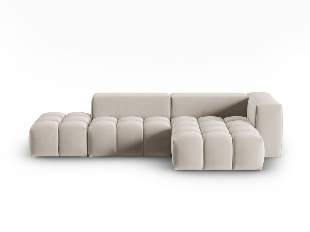 Modulares Ecksofa rechts aus Samt in Sand-Casino mit Récamiere, schwarzen Kunststoffbeinen und gepolsterter Rückenlehne.