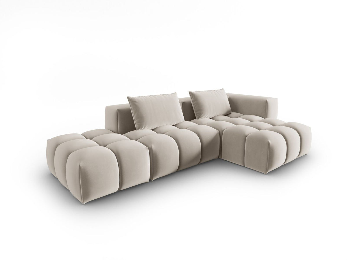 Modulares Ecksofa rechts aus Samt in Sand-Casino mit Récamiere, schwarzen Kunststoffbeinen und gepolsterter Rückenlehne.