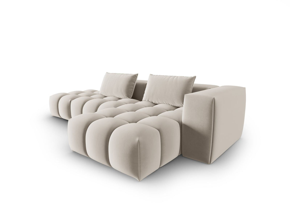 Modulares Ecksofa rechts aus Samt in Sand-Casino mit Récamiere, schwarzen Kunststoffbeinen und gepolsterter Rückenlehne.