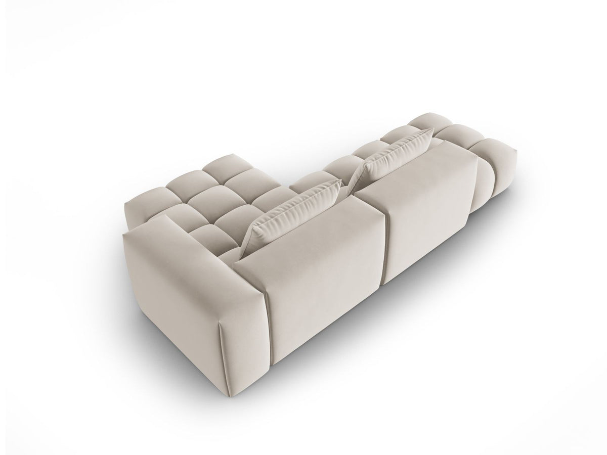 Modulares Ecksofa rechts aus Samt in Sand-Casino mit Récamiere, schwarzen Kunststoffbeinen und gepolsterter Rückenlehne.