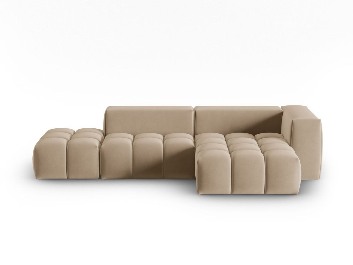 Modulares Ecksofa rechts aus Samt in Sand-Casino mit Récamiere, schwarzen Kunststoffbeinen und gepolsterter Rückenlehne.