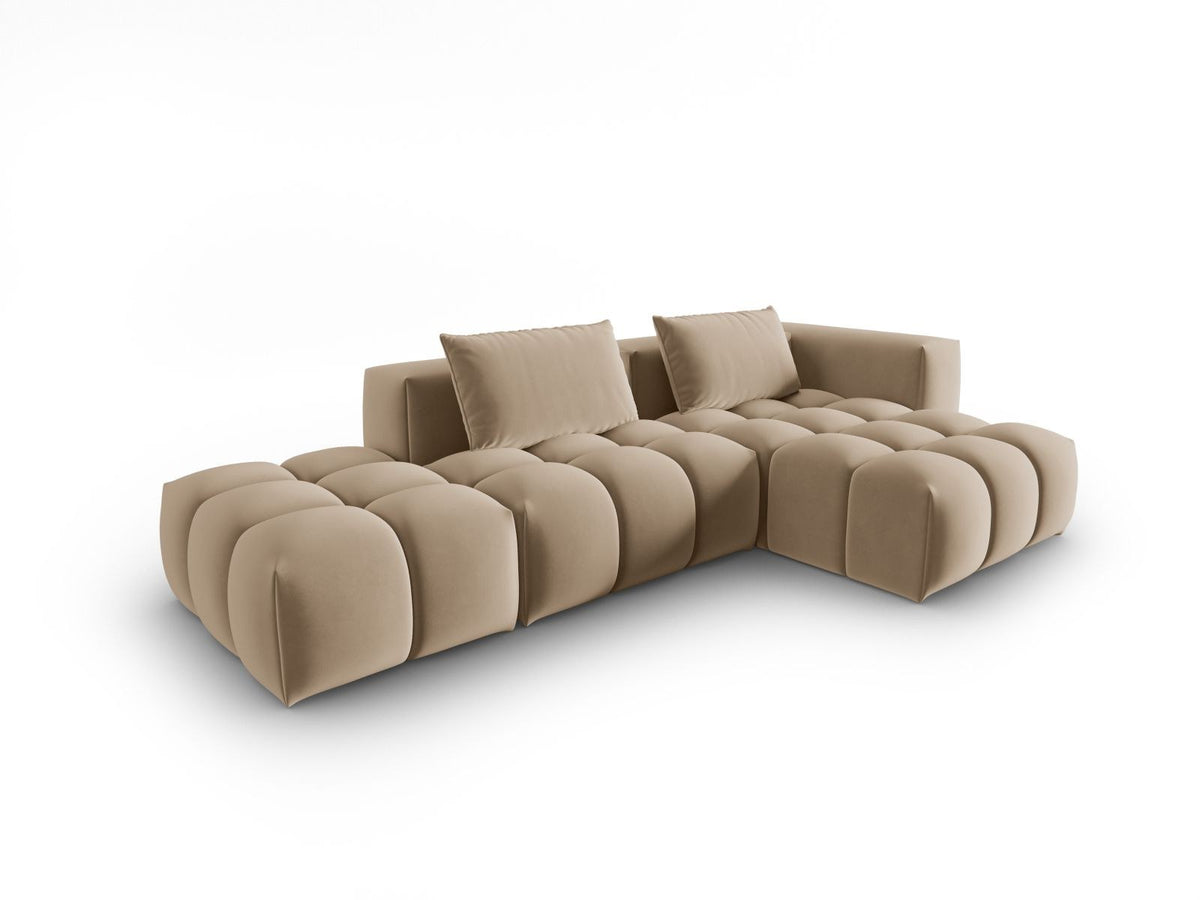 Modulares Ecksofa rechts aus Samt in Sand-Casino mit Récamiere, schwarzen Kunststoffbeinen und gepolsterter Rückenlehne.
