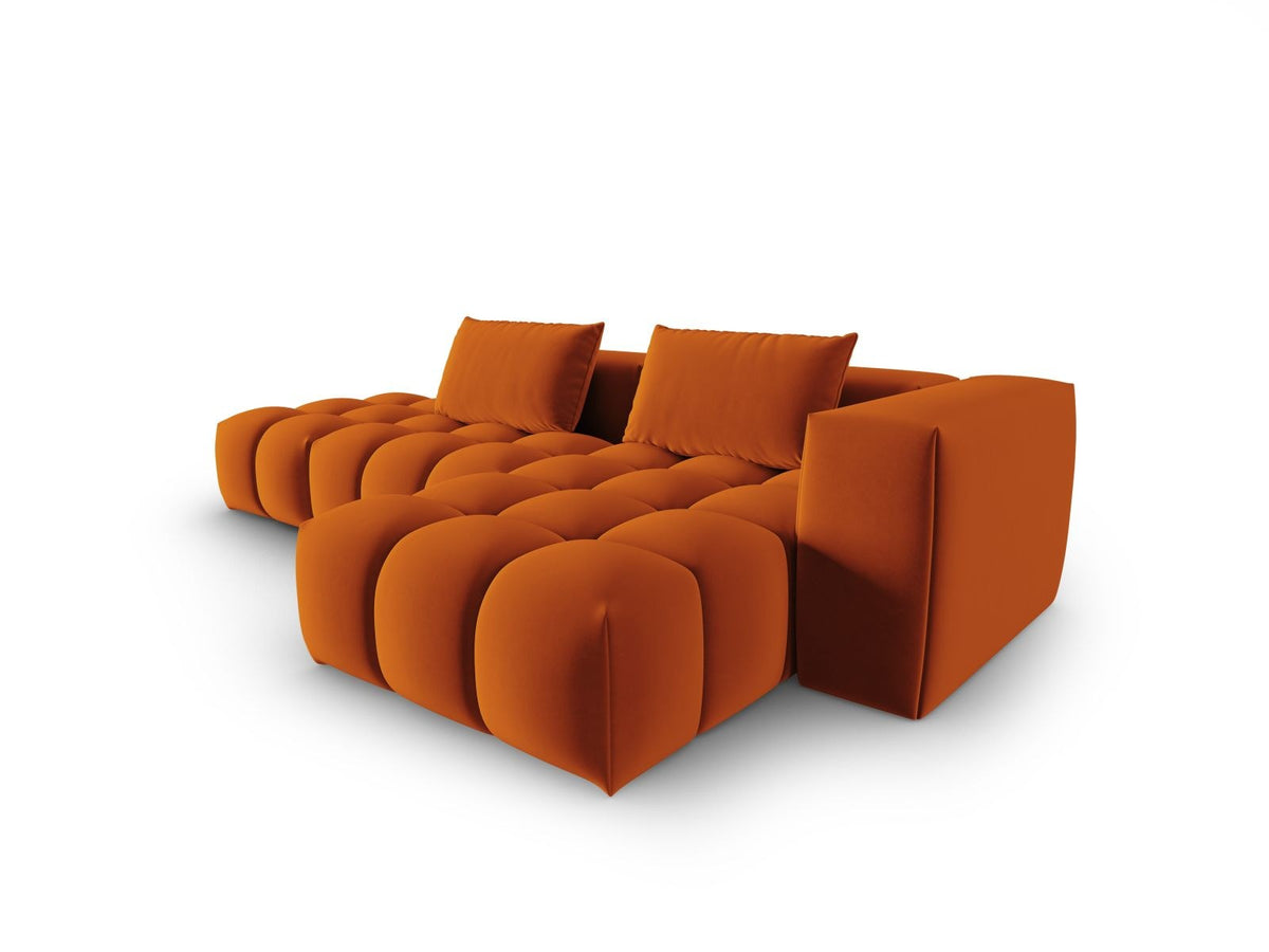 Modulares Ecksofa rechts aus Samt in Sand-Casino mit Récamiere, schwarzen Kunststoffbeinen und gepolsterter Rückenlehne.