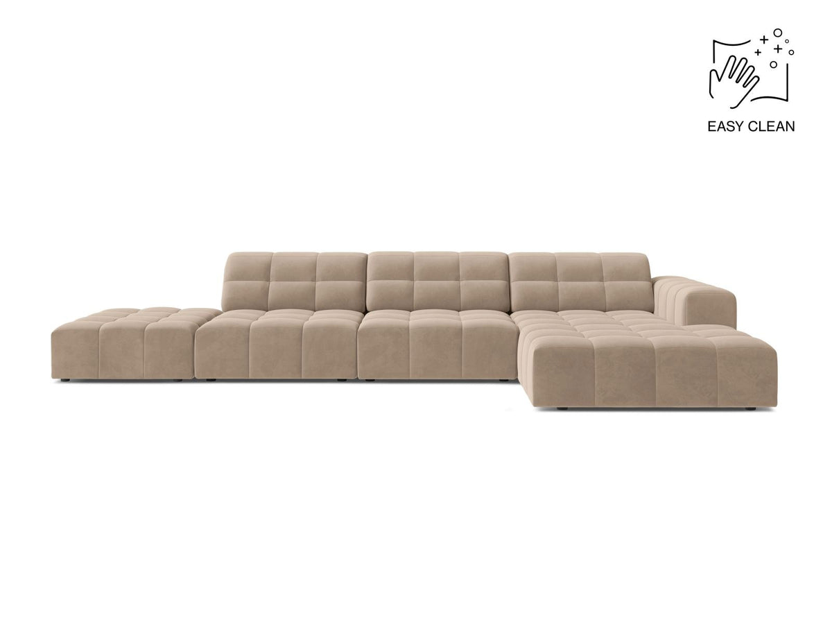 Ecksofa mit Récamiere rechts, Bezug aus Samtstoff in Light Beige, Massivholzrahmen, schwarze Kunststoffbeine, 5-Sitzer-Ausführung.