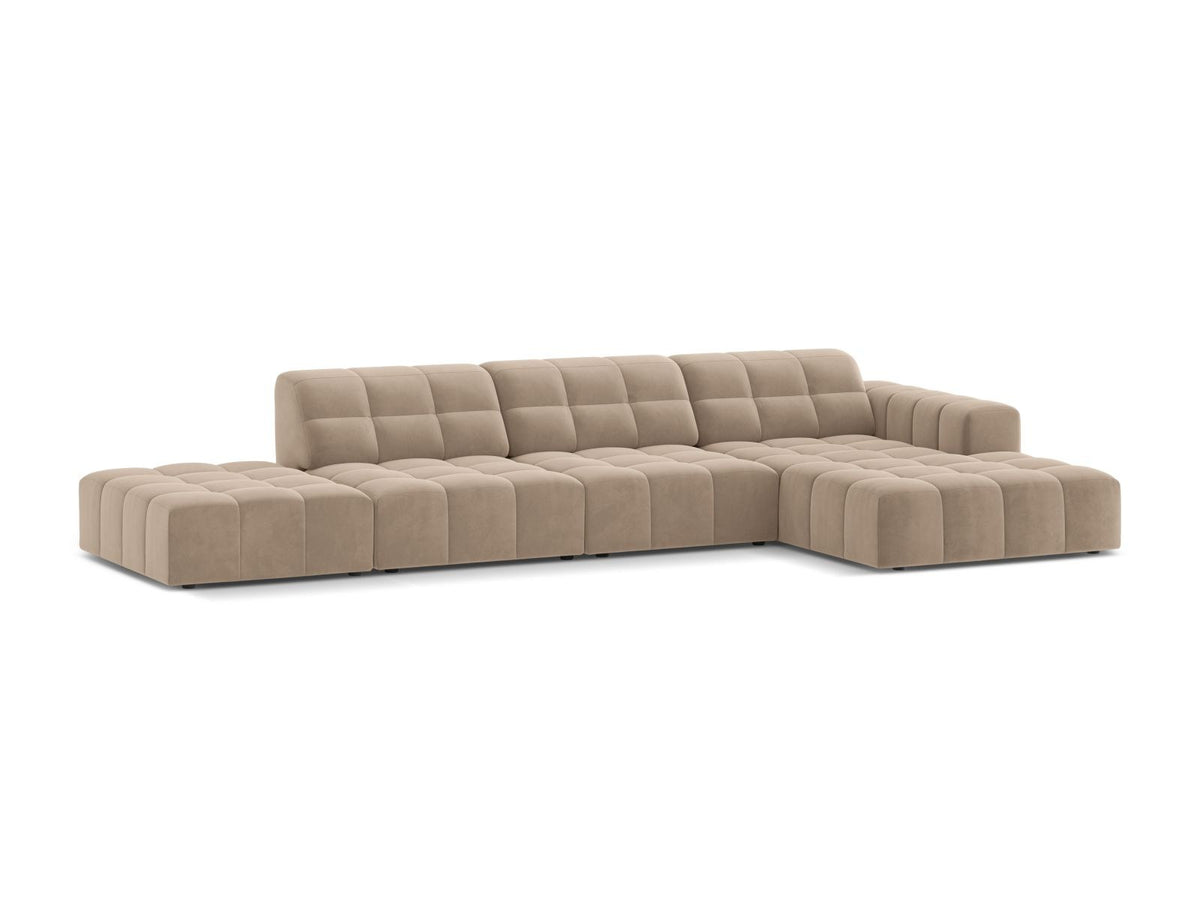 Ecksofa mit Récamiere rechts, Bezug aus Samtstoff in Light Beige, Massivholzrahmen, schwarze Kunststoffbeine, 5-Sitzer-Ausführung.