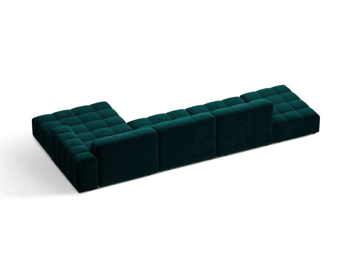 Ecksofa mit Récamiere rechts, Bezug aus Samtstoff in Light Beige, Massivholzrahmen, schwarze Kunststoffbeine, 5-Sitzer-Ausführung.
