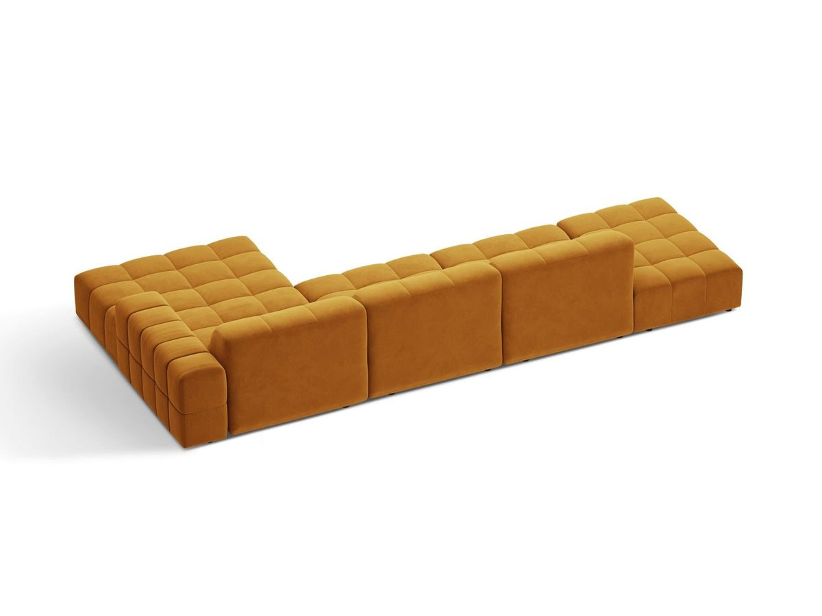 Ecksofa mit Récamiere rechts, Bezug aus Samtstoff in Light Beige, Massivholzrahmen, schwarze Kunststoffbeine, 5-Sitzer-Ausführung.