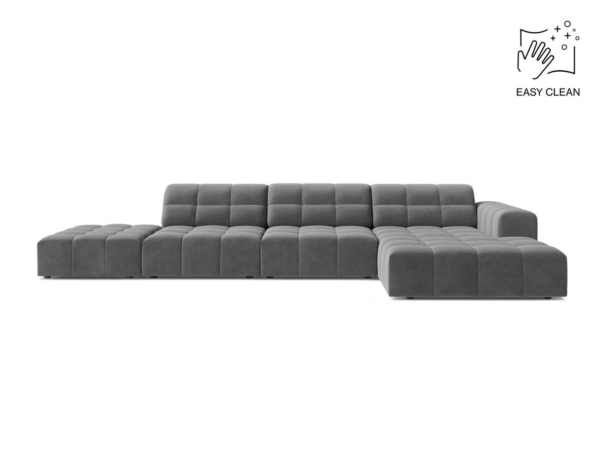 Ecksofa mit Récamiere rechts, Bezug aus Samtstoff in Light Beige, Massivholzrahmen, schwarze Kunststoffbeine, 5-Sitzer-Ausführung.