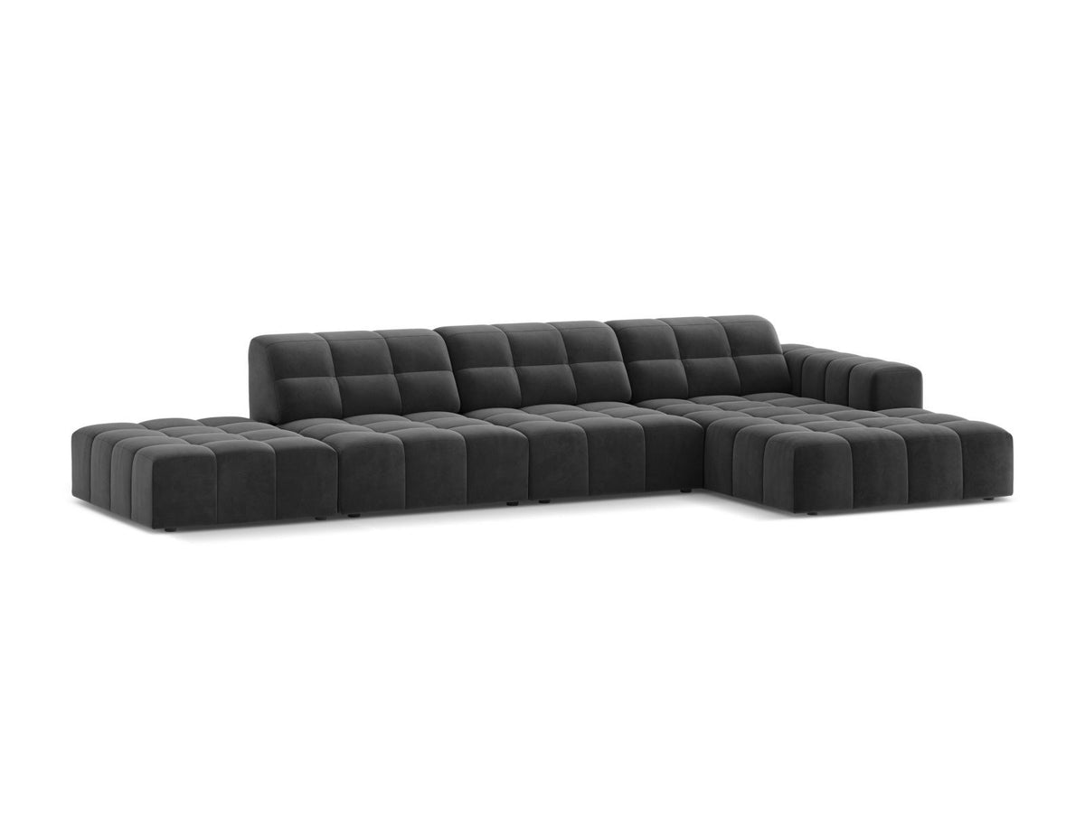 Ecksofa mit Récamiere rechts, Bezug aus Samtstoff in Light Beige, Massivholzrahmen, schwarze Kunststoffbeine, 5-Sitzer-Ausführung.